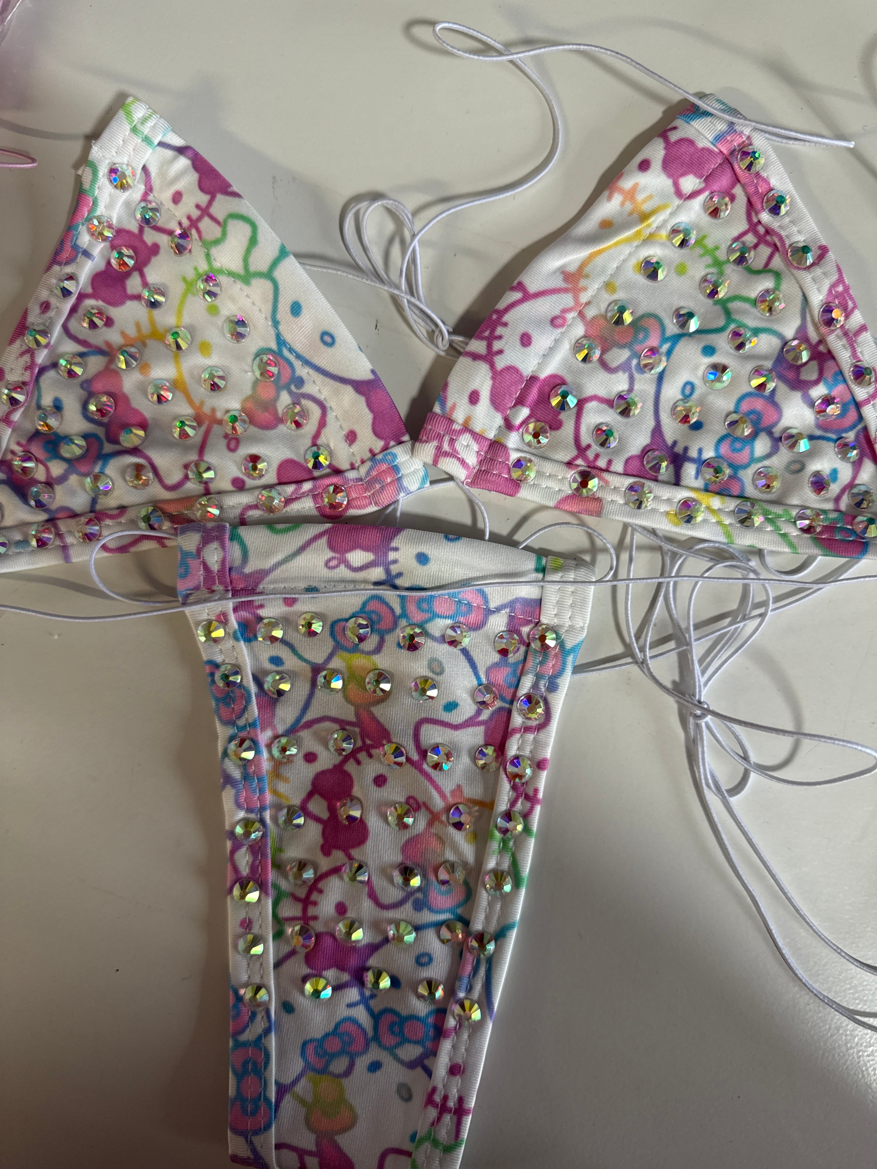 Hello Kitty, micro bikini